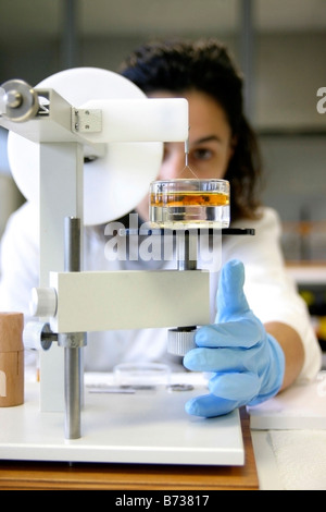 Ricercatore femminile medico utilizzando apparecchiature in laboratorio Foto Stock