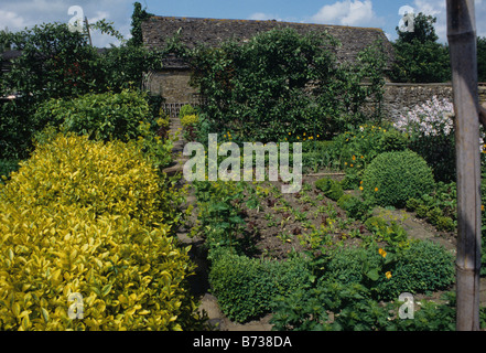 Percorso attraverso il Potager a Barnsley House vicino a Cirencester Gloucestershire Foto Stock