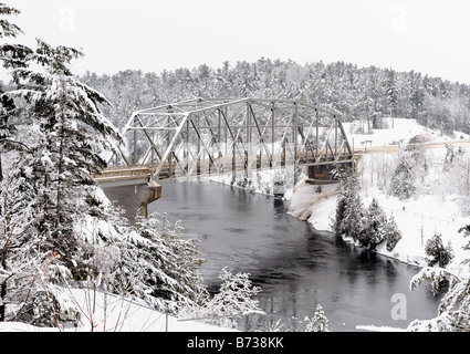 Autostrada ponte sopra il fiume francese, northern Ontario, Canada Foto Stock