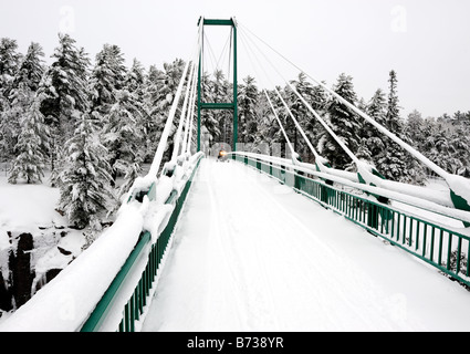 Motoslitta ponte sopra il fiume francese, Ontario, Canada Foto Stock