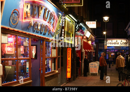 Soho backstreet vicolo vicolo di notte il quartiere a luci rosse di Londra Inghilterra gran bretagna barre del Regno Unito Foto Stock