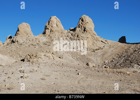 Il Trona pinnacoli sono un tufo formazione sul Deserto Mojave Foto Stock