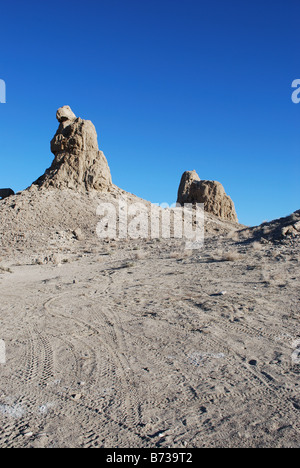 Il Trona pinnacoli sono un tufo formazione sul Deserto Mojave Foto Stock