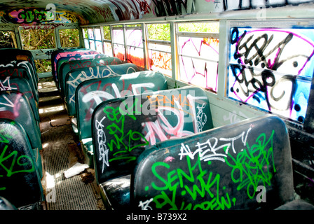 Grafitti nella vecchia scuola abbandonata bus, Miami, Florida. Foto Stock