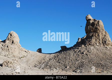 Il Trona pinnacoli sono un tufo formazione sul Deserto Mojave Foto Stock