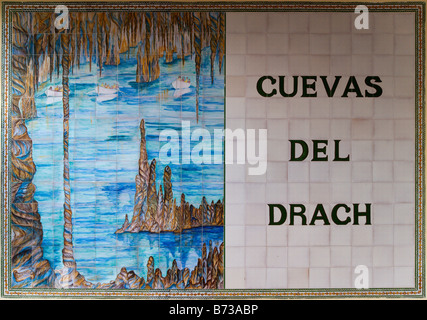 Mallorca segno in ceramica per Cuevas del Drach Caves con stalagmiti e stalattiti di lago sotterraneo Foto Stock