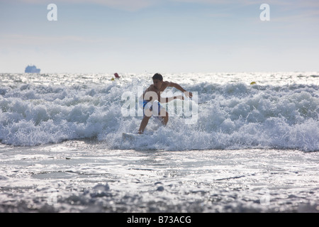 Surfisti cavalcare le onde del mare Playa de las redes spiaggia El Puerto de Santa Maria 2008 Foto Stock