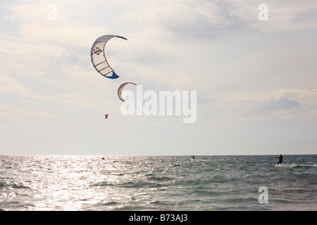 Il kite surf su Playa de Los Lances Tarifa Foto Stock