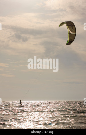 Il kite surf su Playa de Los Lances Tarifa Foto Stock