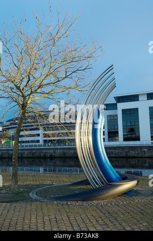 Scultura di metallo sullo sviluppo di Office SA1 district Swansea West Glamorgan Galles del Sud Foto Stock