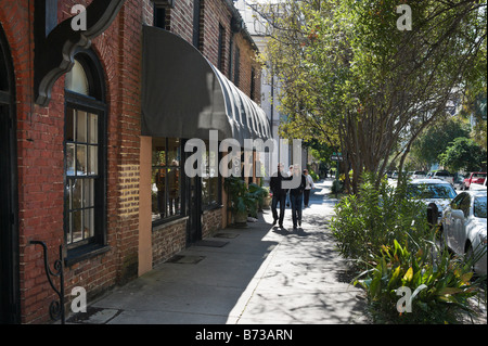 Negozi di East Bay Street nel quartiere storico, Charleston, Carolina del Sud, STATI UNITI D'AMERICA Foto Stock