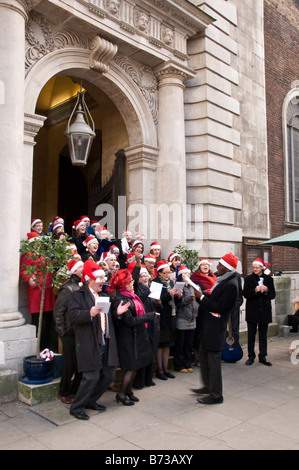 Carol cantanti fuori San Maria Le Chiesa di prua, Cheapside, London, Regno Unito Foto Stock
