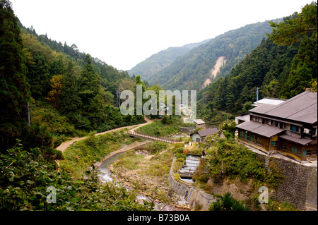 Il Korakukan, un di legno onsen ryokan al di sotto di Jigokudani Monkey Park a Nagano, Giappone Foto Stock