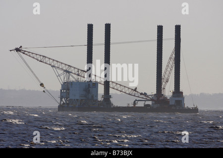 Barge installazione sulle turbine eoliche offshore Talacre Flint riserva RSPB Dee estuario del Galles del Nord Foto Stock