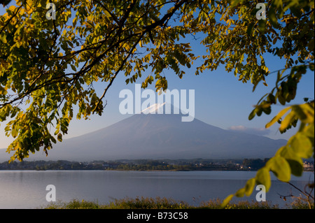 Il monte Fuji visto dal Lago Kawaguchi in Giappone Foto Stock