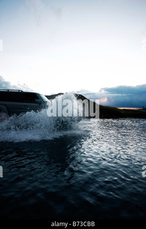 4x4 che attraversa un fiume con un grande splash Foto Stock