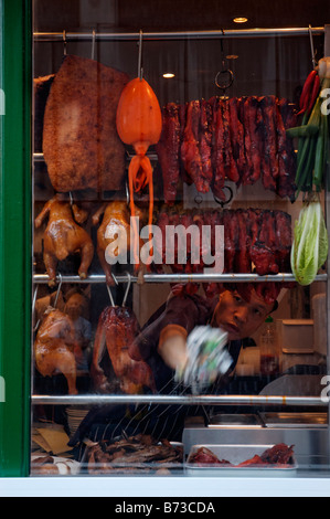 Croccante anatra e calamari in una finestra in Chinatown a Londra Foto Stock