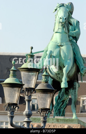 L'imponente statua dell arcivescovo Absalon permanente al sud della fine Hojbro Plads Copenhagen si affaccia Palazzo Christiansborg Foto Stock