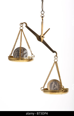Uno di noi quarto di dollaro 25c di monete e una moneta in euro su scale di bilanciamento del quarto superiore Foto Stock