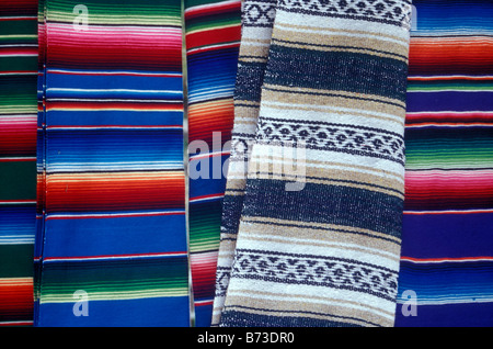 Colorate coperte messicano o serapes in vendita in Puerto Morelos, Quintana Roo, Messico Foto Stock