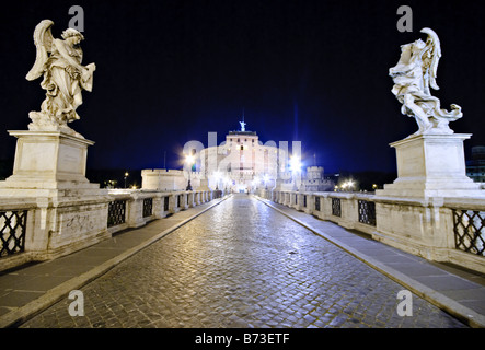 ROMA, Italia - Castel Sant'Angelo, Roma, dall'altra parte del Ponte Sant'Angelo di notte. Foto Stock