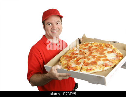 Una pizza consegna uomo tenendo un fresco salsiccia per pizza calda pizza isolato su bianco Foto Stock