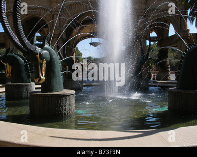 Una fontana di bronzo buck all'ingresso al palazzo della città perduta a Sun City, in Sudafrica Foto Stock