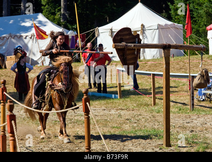 Immagine di uomo vestito in stile rinascimentale abbigliamento in sella ad un cavallo e portante una lancia in un torneo di giostre Foto Stock