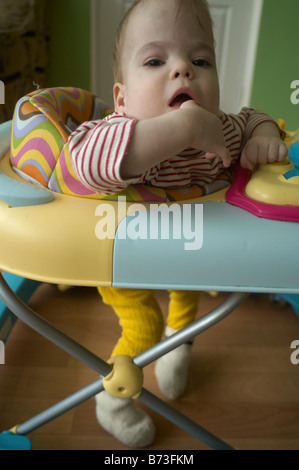 Portatori di handicap ragazzo orfano in un orfanotrofio in Ucraina Foto Stock