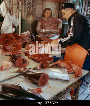 La Vucciria pesce del mercato bancarelle in piazza Caracciolo in Palermo Sicilia Italia Foto Stock