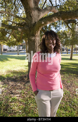 Giovane americano africano donna in piedi in posizione di parcheggio Foto Stock