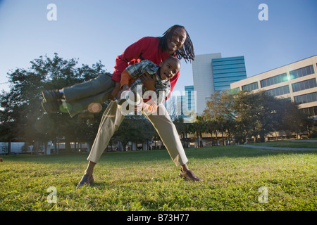 African American padre e figlio giocare a calcio Foto Stock