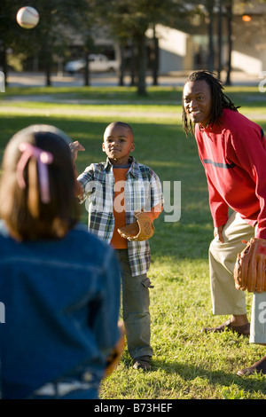 Famiglia americana africana la riproduzione di softball Foto Stock