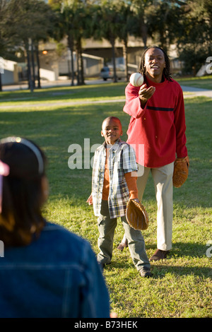 Famiglia americana africana la riproduzione di softball Foto Stock