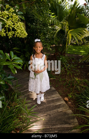 Ritratto di carino African American fiore ragazza in piedi all'aperto Foto Stock