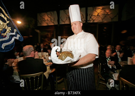 Lo chef porta in haggis ad un tradizionale Burns night dinner Foto Stock