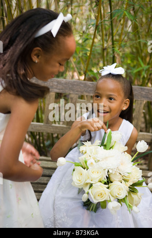 Felice fiore afro-americano ragazze holding bouquet di fiori bianchi Foto Stock