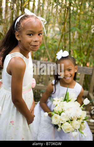 Felice fiore afro-americano ragazze holding bouquet di fiori bianchi Foto Stock