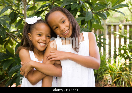 Due graziosi afro-americano di suore in abiti bianchi in piedi all'aperto Foto Stock
