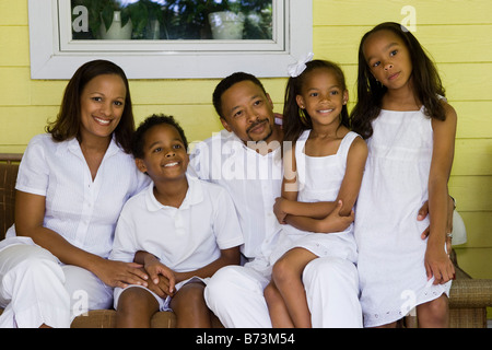 Felice famiglia americana africana in posa per il ritratto di famiglia al di fuori sul portico Foto Stock