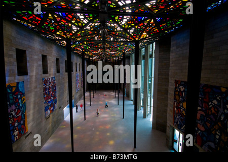 In vetro colorato soffitto da Sir Roy motivi nella National Gallery of Victoria a Melbourne Foto Stock