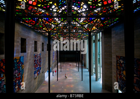 In vetro colorato soffitto da Sir Roy motivi nella National Gallery of Victoria a Melbourne Foto Stock