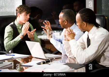 Afro-americano di executive in discussione con due giovani imprenditori Foto Stock