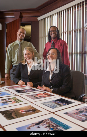 Multi-razziale la gente di affari in boardroom rivedendo la presentazione di marketing Foto Stock