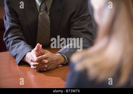Sezione mediana di afro-americano di imprenditore con le mani incrociate Foto Stock