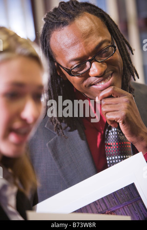 Multi-razziale professionisti di marketing riuniti nella sala riunioni Foto Stock
