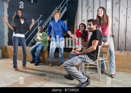 Gruppo di amici adolescenti appendere fuori insieme divertendosi Foto Stock