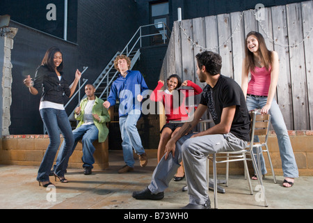 Gruppo di amici adolescenti appendere fuori insieme divertendosi Foto Stock