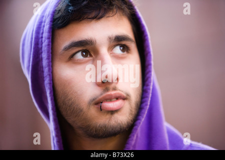 Close-up di giovane uomo con anello a labbro felpa con cappuccio da indossare Foto Stock