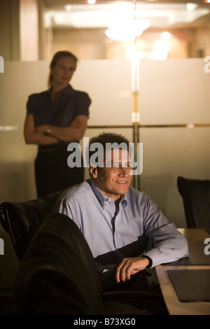 Imprenditore ispanica che lavorano in sala riunioni di notte Foto Stock